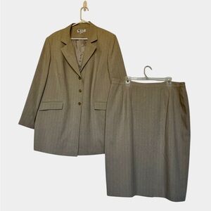 Women’s Beige Striped Career Skirt and Blazer Set Size 20W